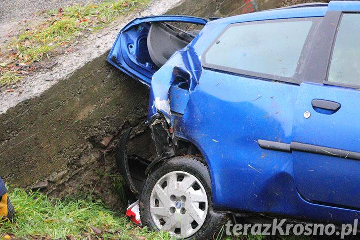 Wypadek w Równem. Kobieta uderzyła autem w przepust