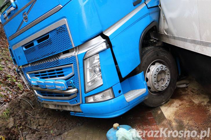 TIR staranował słupki i wjechał na chodnik