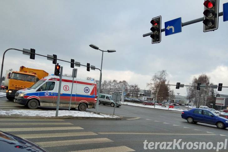 Przechodził przez środek skrzyżowania