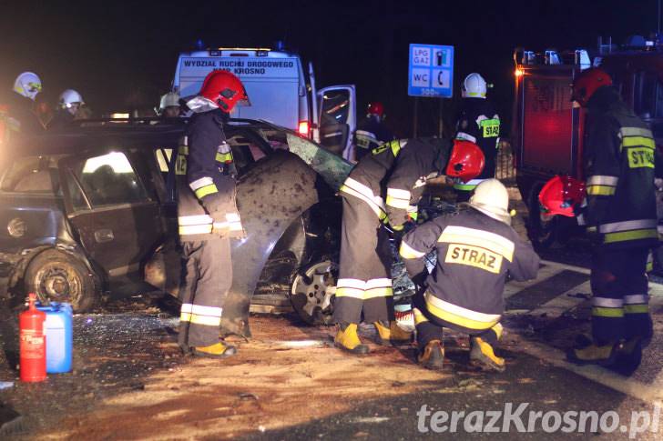 Wypadek w Zboiskach. Opel uderzył w przepust