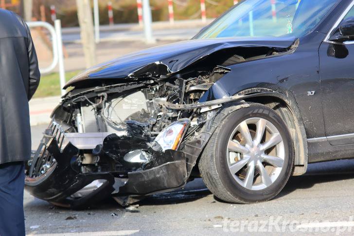 Luksusowy crossover rozbity na skrzyżowaniu