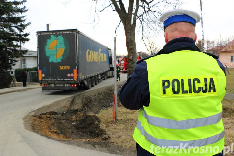 Zręcin. Rumuński TIR ze szwedzkim olejem utknął w rowie