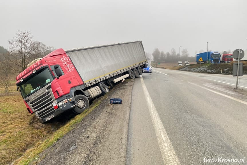 DK19. Ciężarówka zjechała z drogi