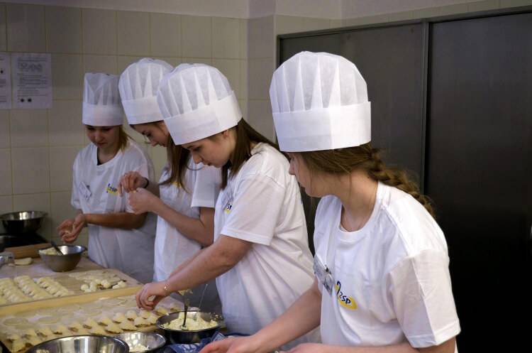 Lepili pierogi i robili fryzury