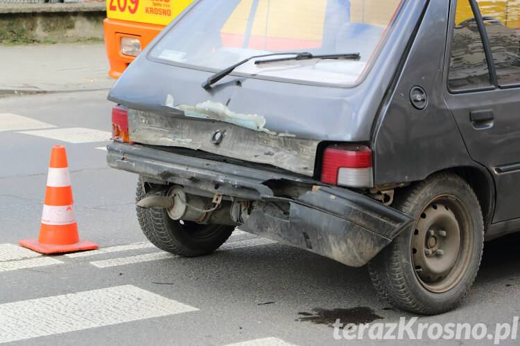 Rodzinne zderzenie na Grodzkiej. Poszkodowany pieszy