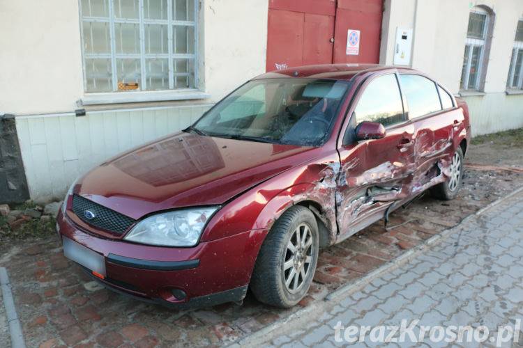 Pijany kierowca Audi na zakręcie pojechał prosto