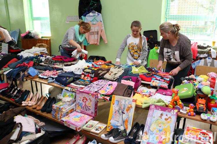 Kiermasz odzieży i zabawek. Sprzedawali i pomagali
