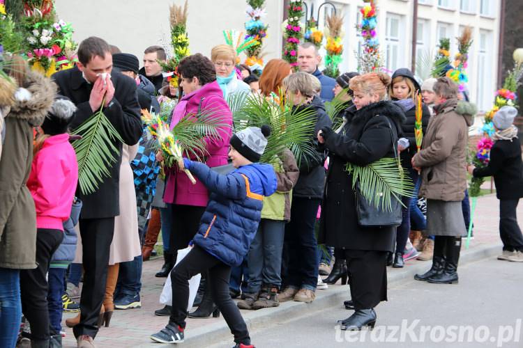 Procesja z palmami wielkanocnymi w Zręcinie