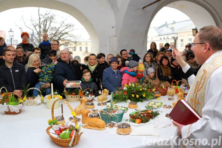 Święcenie pokarmów wielkanocnych na krośnieńskim Rynku
