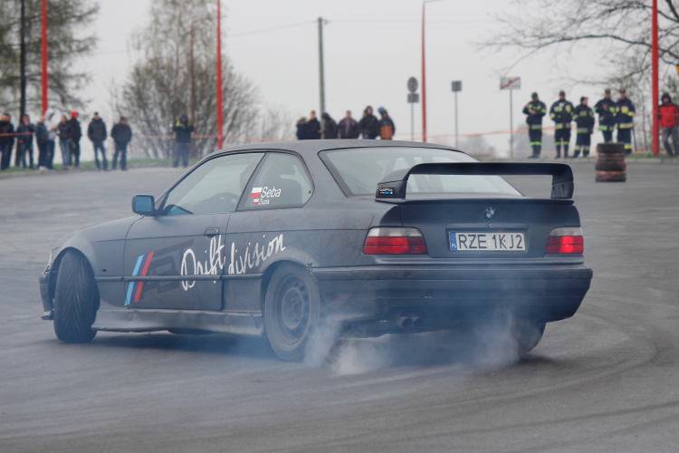 Pokaz driftu podczas 4. Rajdu Krośnieńskiego
