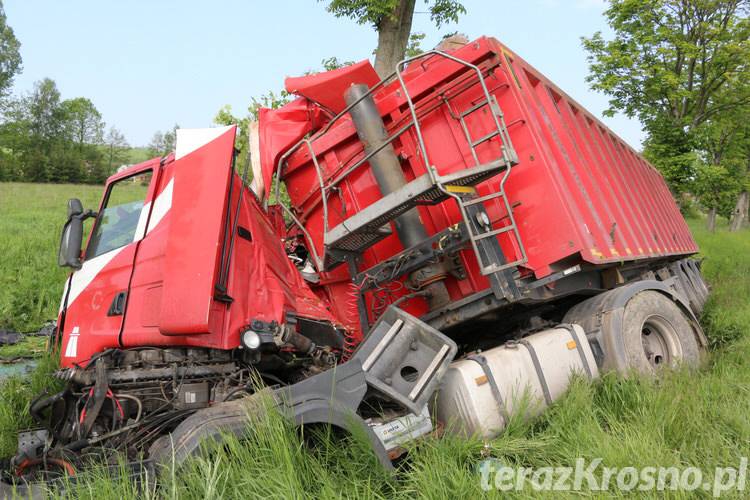 Zasnął za kierownicą ciężarówki i wjechał w drzewa