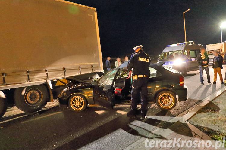 Honda uderzyła w naczepę ciągnika siodłowego