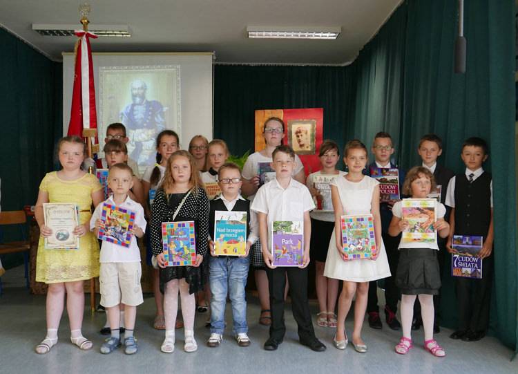 Tytus Trzecieski na sztandarze szkoły