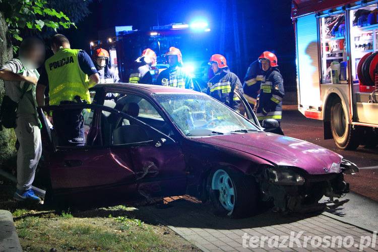 Wypadek w Jedliczu. Honda uderzyła w drzewo