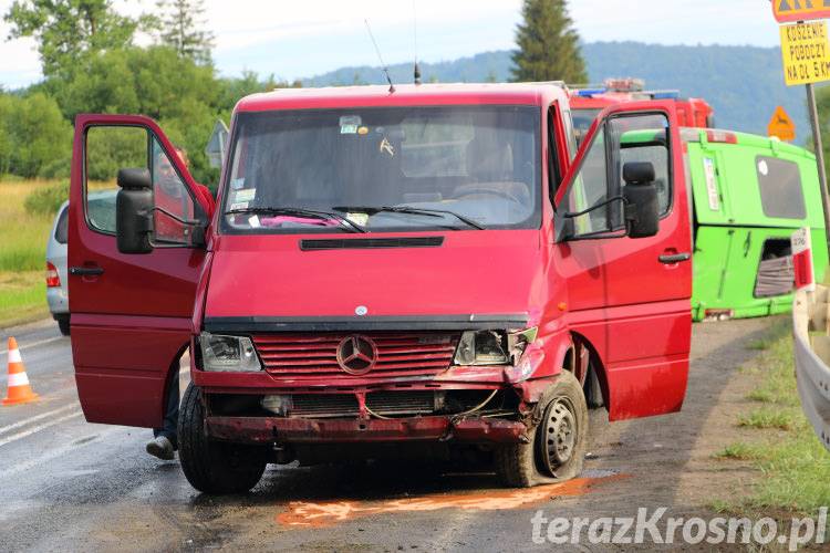 Kolizja w Trzcianie. Laweta wyprzedziła pojazd ciągnący