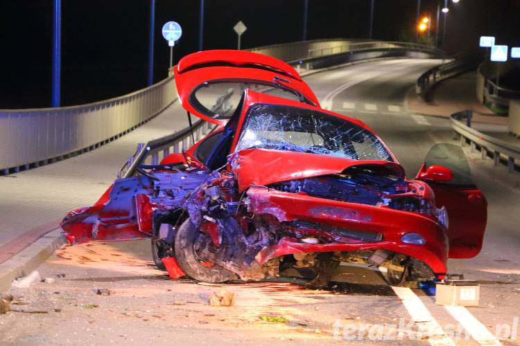 Nocny wypadek w Krośnie. Hyundai uderzył w ekrany akustyczne