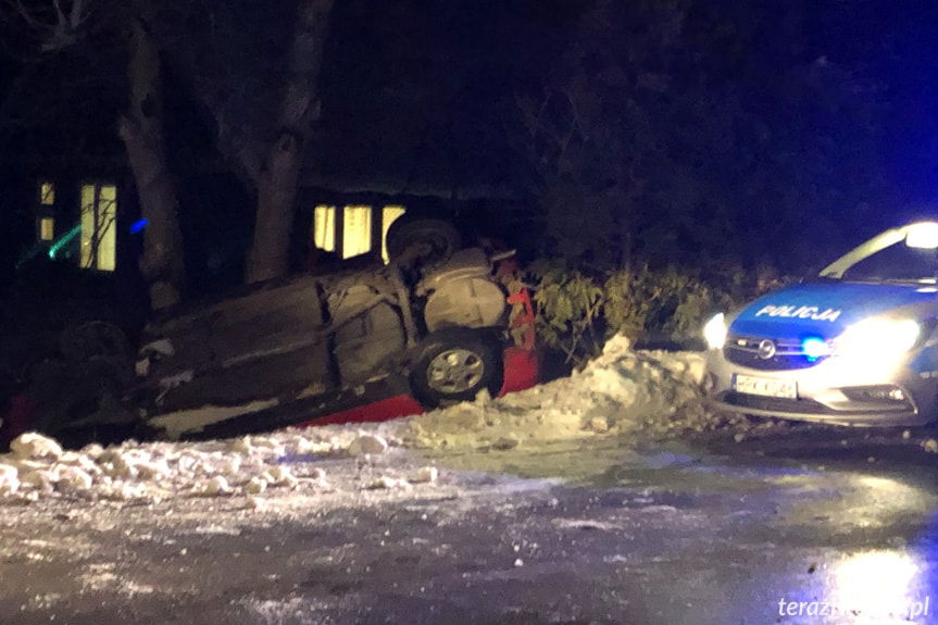 Uderzył oplem w drzewo