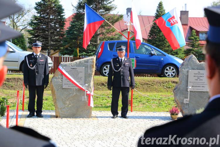 Uroczystość odsłonięcia pomnika upamiętniającego ofiary operacji dukielsko-preszowskiej