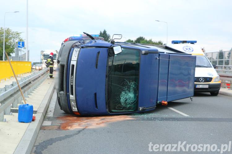 Zagapił się i wjechał w barierki. Śmieciarka na boku