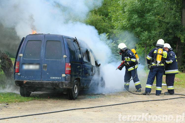 W Chorkówce spłonął peugeot [FOTO, WIDEO]