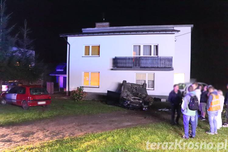 Dachowanie BMW w Jedliczu, kierowca uciekł