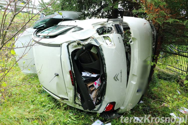 Miejsce Piastowe. Citroen wypadł z drogi, urwało się koło