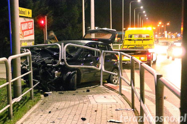 Opel wbił się w barierki