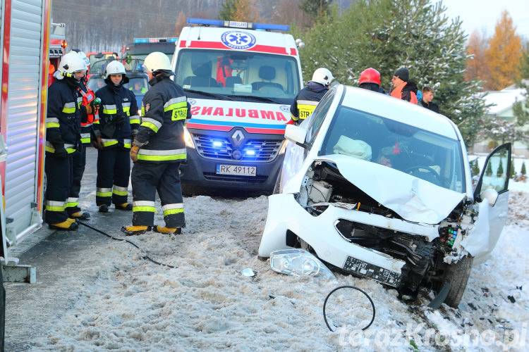 Uderzyła w stojący na poboczu inny samochód