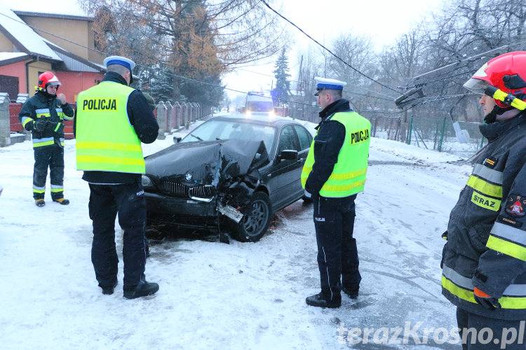 BMW na słupie energetycznym