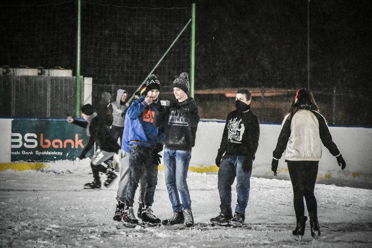 Lodowisko w Dukli otwarte, chętnych do jazdy nie zabrakło