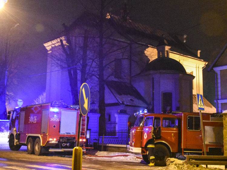 Dukla. Pożar garażu obok kościoła