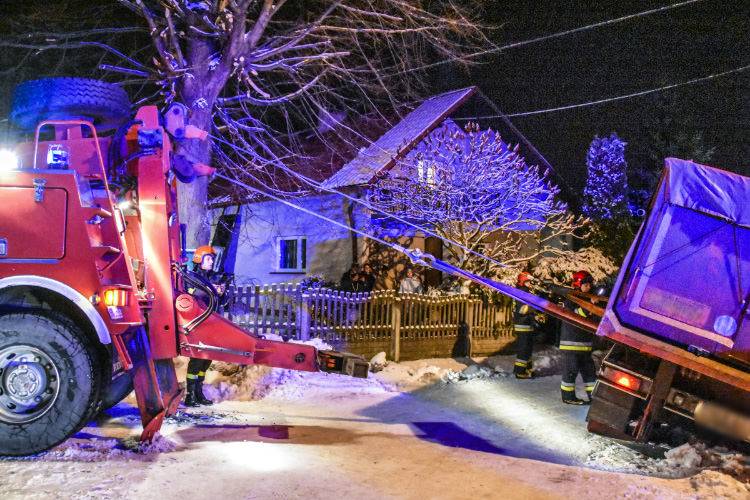 Teodorówka. Ześlizgnął się naczepą do rowu