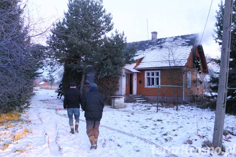 Pożar na strychu drewnianego domu