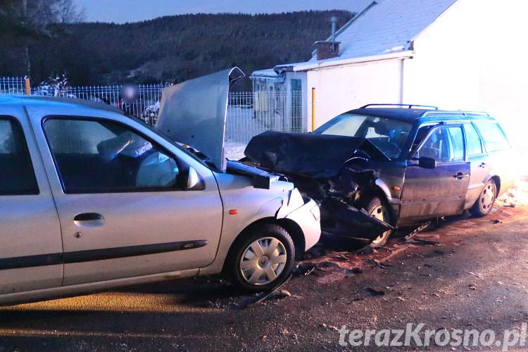 Czołowe zderzenie w Węglówce, kobieta i dwoje dzieci w szpitalu