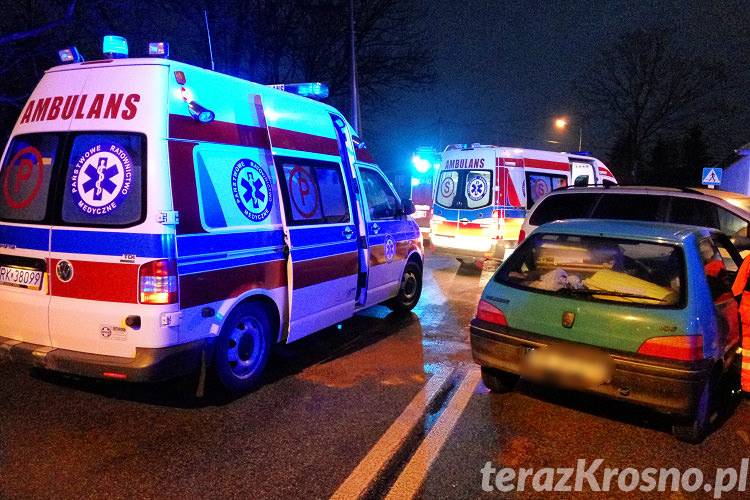 Zderzenie dwóch aut na skrzyżowaniu