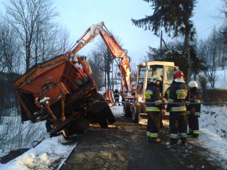 Pługopiaskarka wpadła do rowu