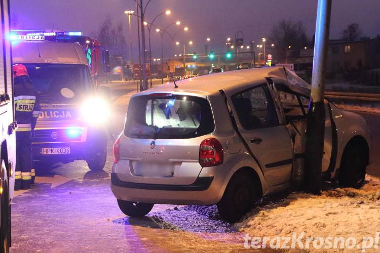 Wypadek w Krośnie. Renault zatrzymało się na latarni