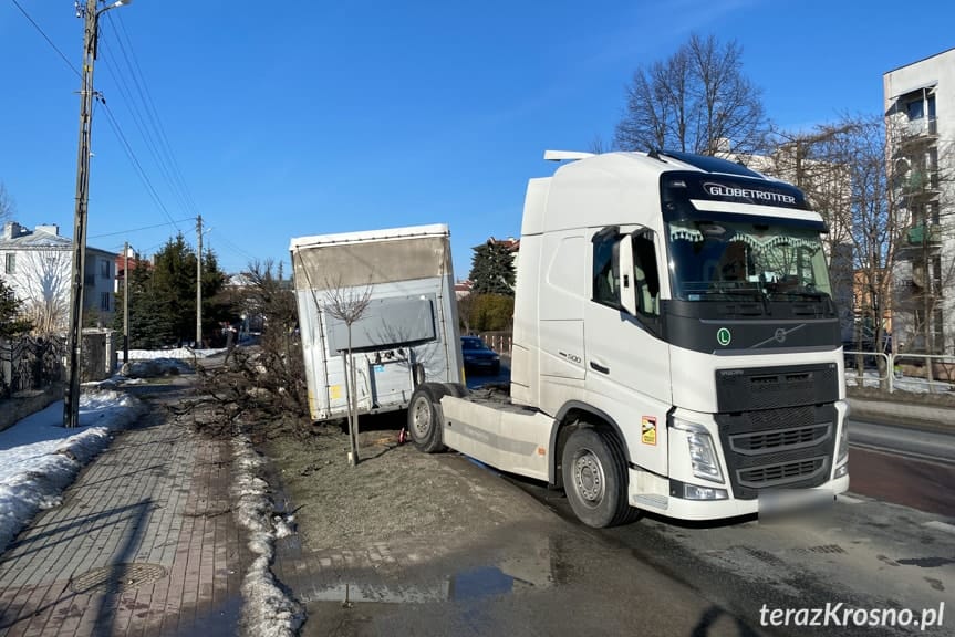 Dukla. Naczepa odczepiła się od ciągnika