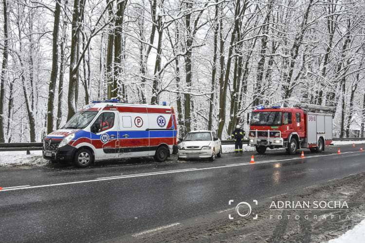 Dukla. Samochód zderzył się z karetką pogotowia
