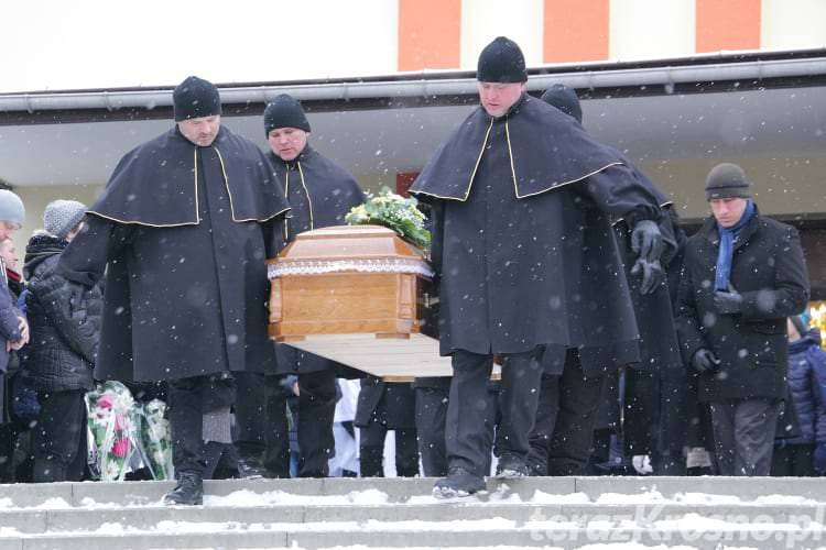 Pogrzeb Jana Dołęgowskiego. Tłumy żegnały dyrektora gimnazjum