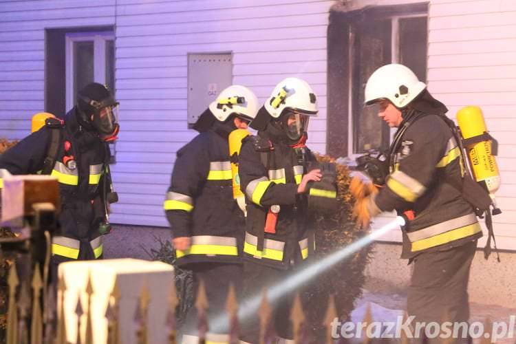 Groźny pożar garażu w budynku mieszkalnym