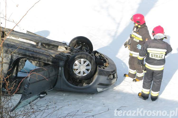 Dachowanie samochodu w Łękach Strzyżowskich