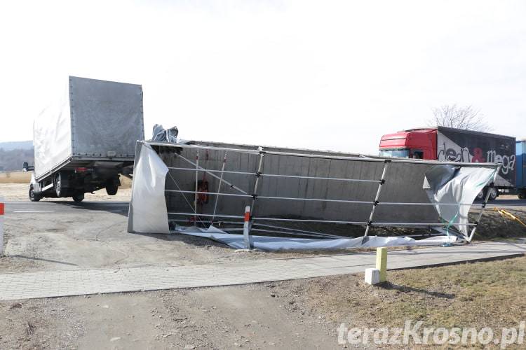 Rymanów. Wiatr zdmuchnął z drogi lawetę