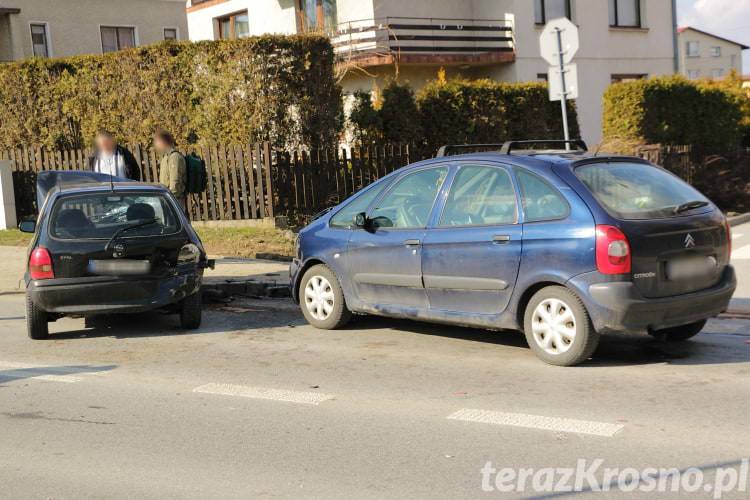 Zderzenie trzech samochodów, dwie osoby poszkodowane