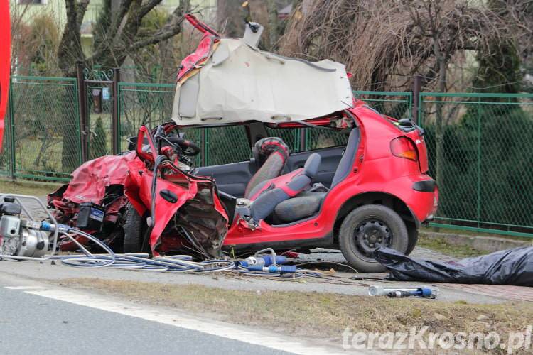 Śmiertelny wypadek w Teodorówce. Kierowca osobówki wjechał pod tira