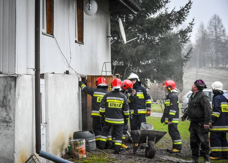 Pożar sadzy w kominie postawił na nogi pięć zastępów straży