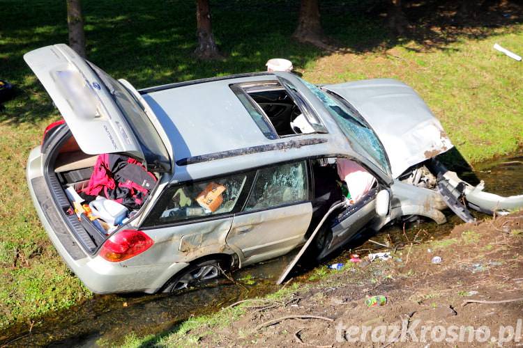 Subaru roztrzaskało się o drzewo