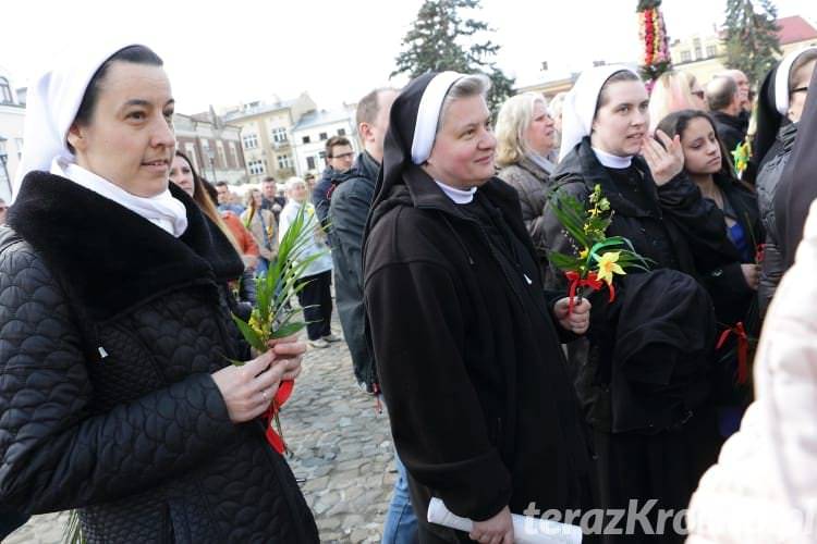 Święcenie palm wielkanocnych na rynku w Krośnie
