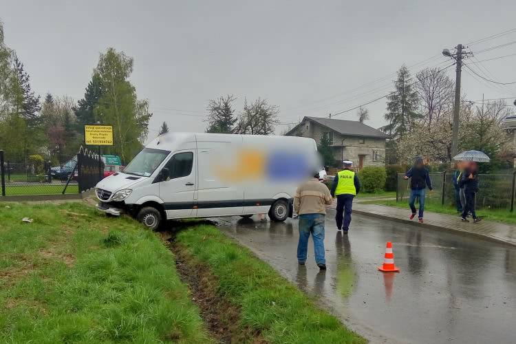 Kurier najechał na samochód osobowy z przyczepą [WIDEO]