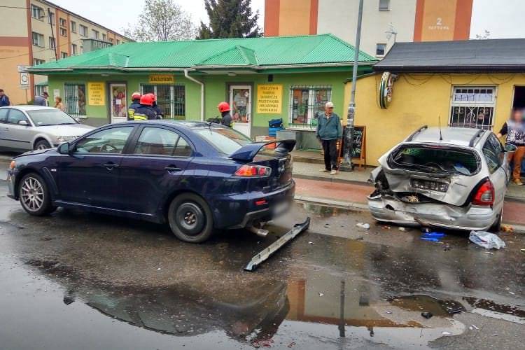 Zderzenie na Naftowej, rozbite Mitsubishi Lancer Evo